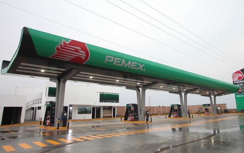 Venta de gasolina en México cae por baja demanda